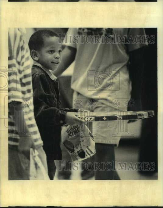 1994 Press Photo Herbert Alexander with gift-Jefferson Parish Doll & Toy Fund - Historic Images