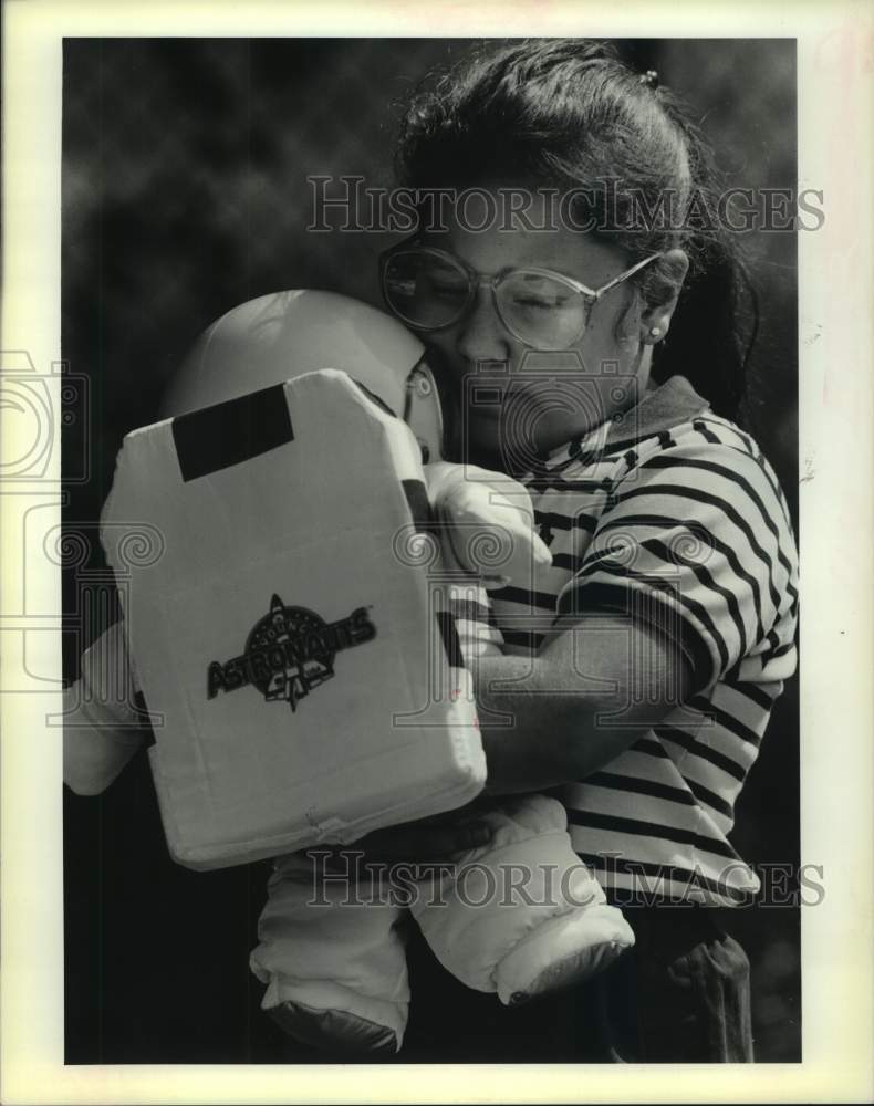 1988 Press Photo Kelly Latham of Jefferson Elementary School hugs her space doll - Historic Images