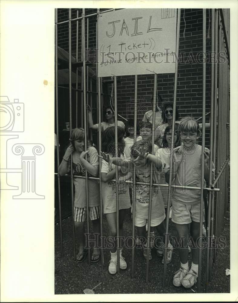 1988 Press Photo Members of Girl Scout Troop 87 and Brownie Troop 493 at fair - Historic Images