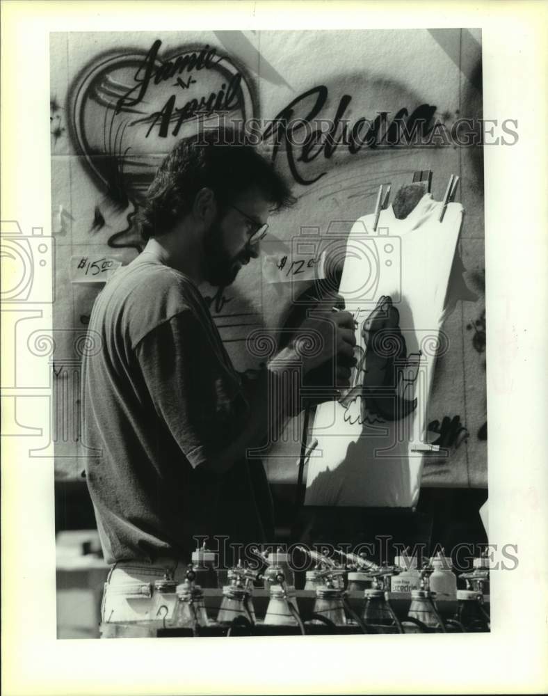 1993 Press Photo Man with art at Jefferson Fest - Historic Images