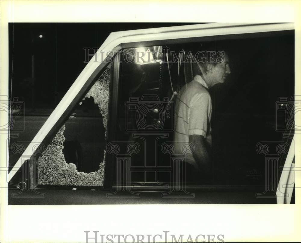 1990 Press Photo Dr. Jean Jeffus next to broken window of his auto in Algiers - Historic Images