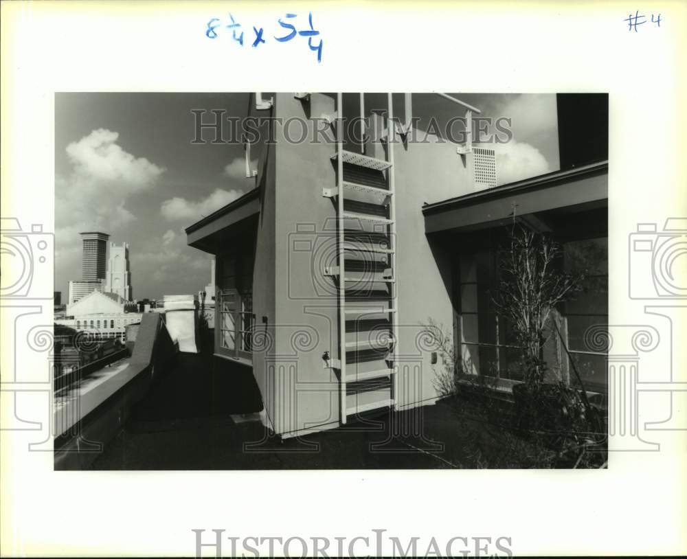 1990 Press Photo Freestanding rooftop construction of Dr. Michael&#39;s home - Historic Images