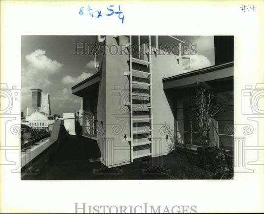 1990 Press Photo Freestanding rooftop construction of Dr. Michael's home - Historic Images