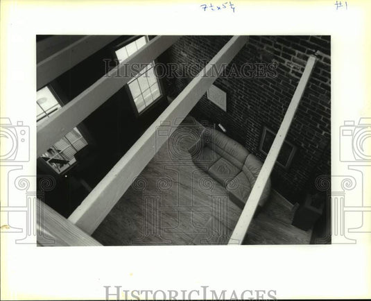 1990 Press Photo View of the living room at Dr. Michael Jagart's home - Historic Images
