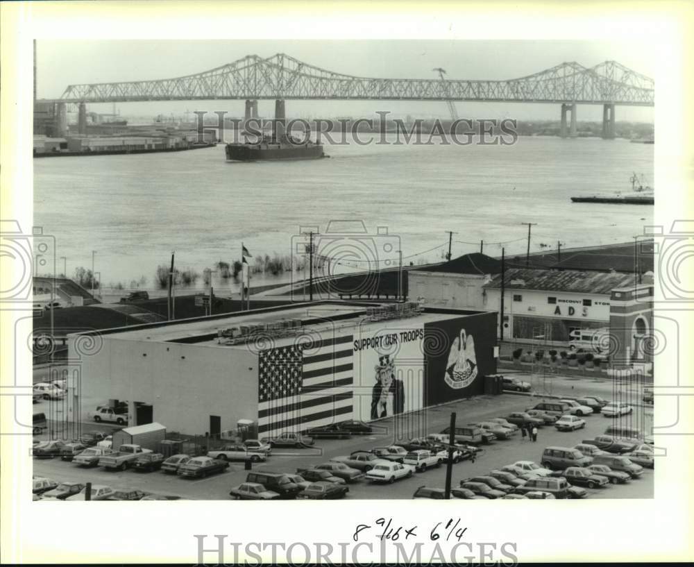 1991 Press Photo Prisoners painted mural at Jefferson Parish Sheriff&#39;s Office - Historic Images