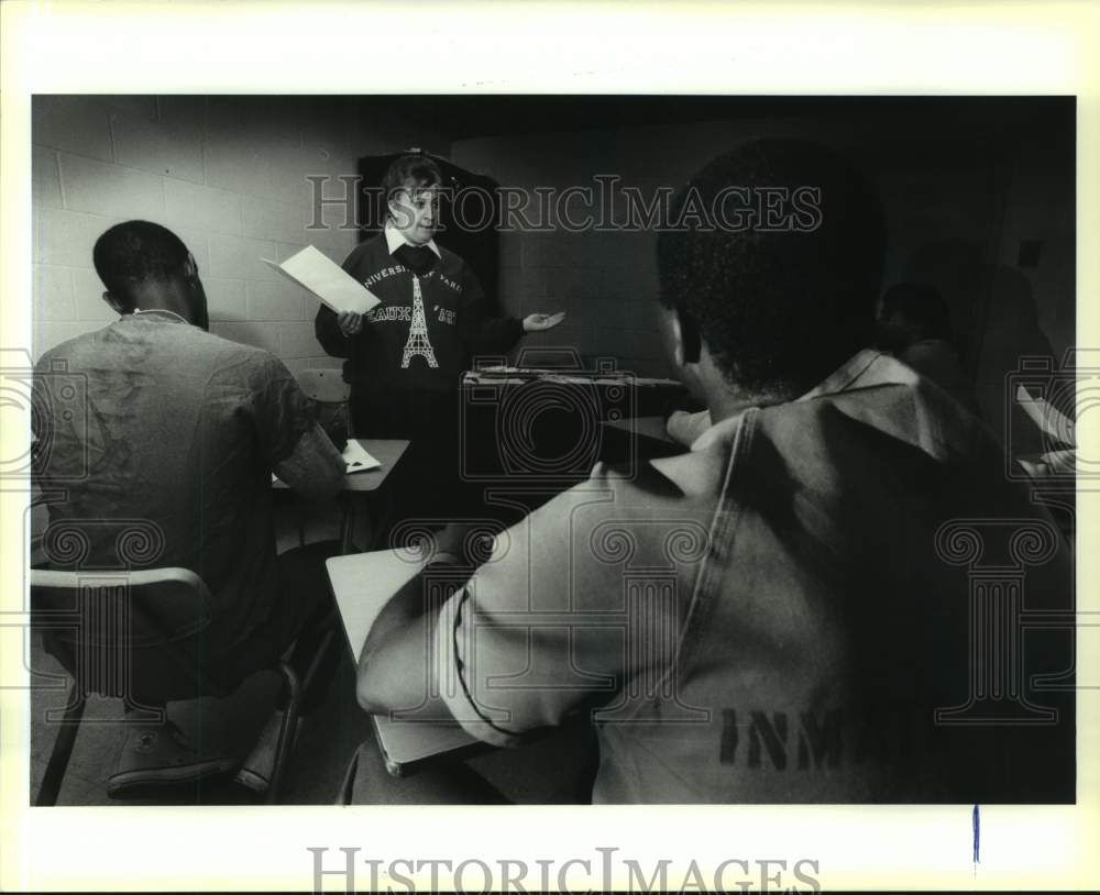 1991 Press Photo Inmates from Jefferson Parish listen to Rosemary Barclay - Historic Images