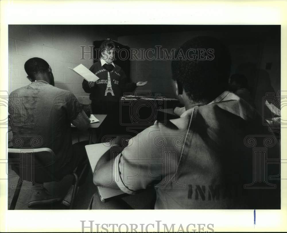 1991 Press Photo Inmates from Jefferson Parish listen to Rosemary Barc