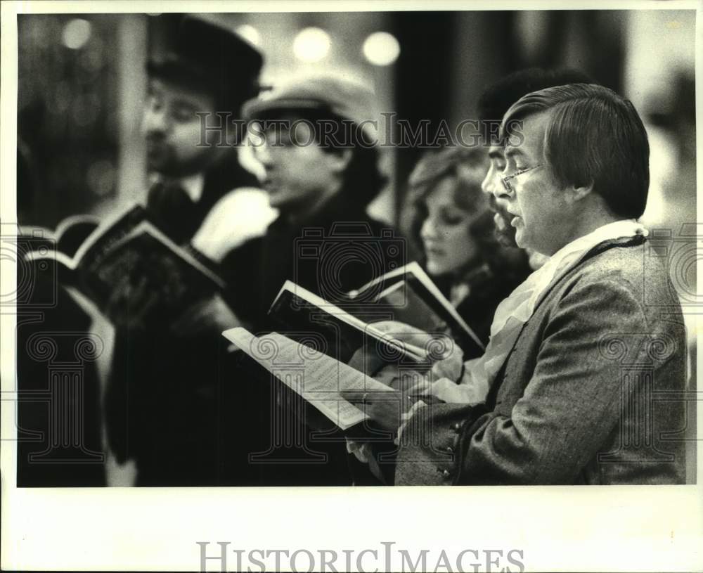 1987 Press Photo Jefferson Singers caroling at the Place St. Charles lobby - Historic Images