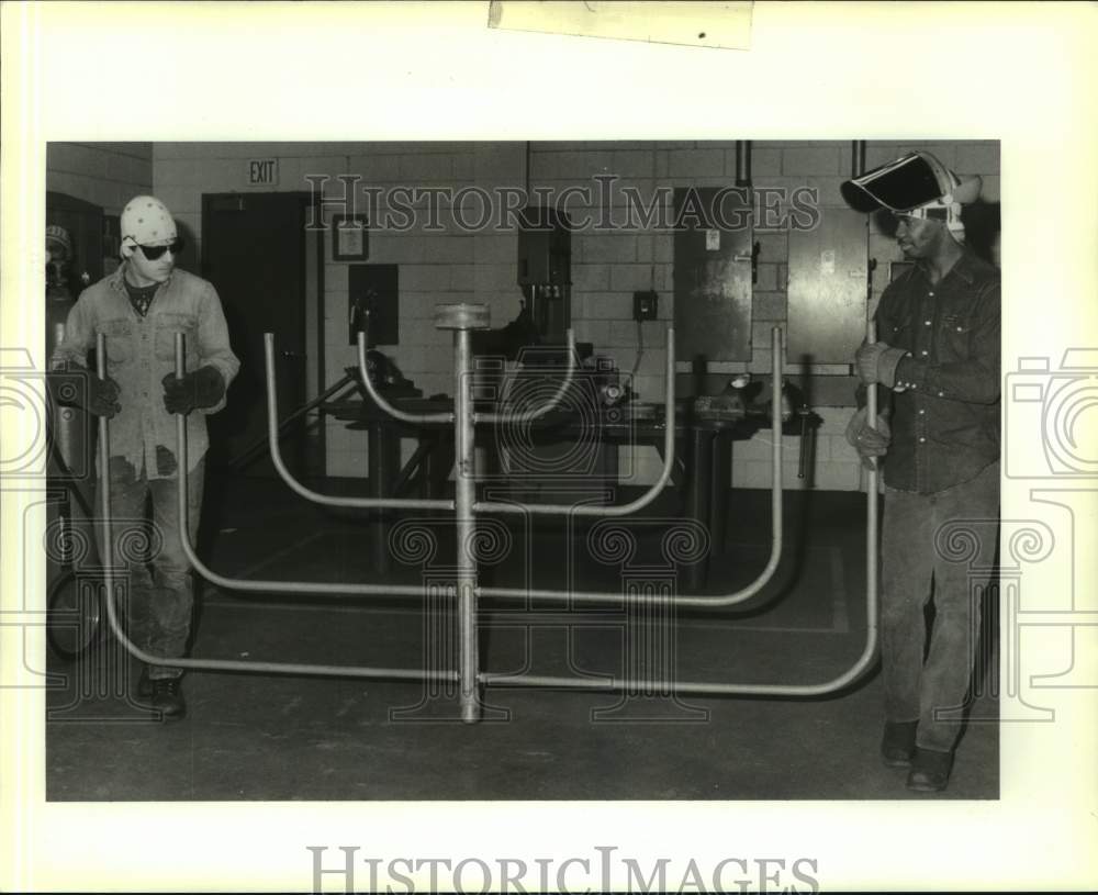 1989 Press Photo Jefferson Vo-Tech School welding students build the Menorah - Historic Images
