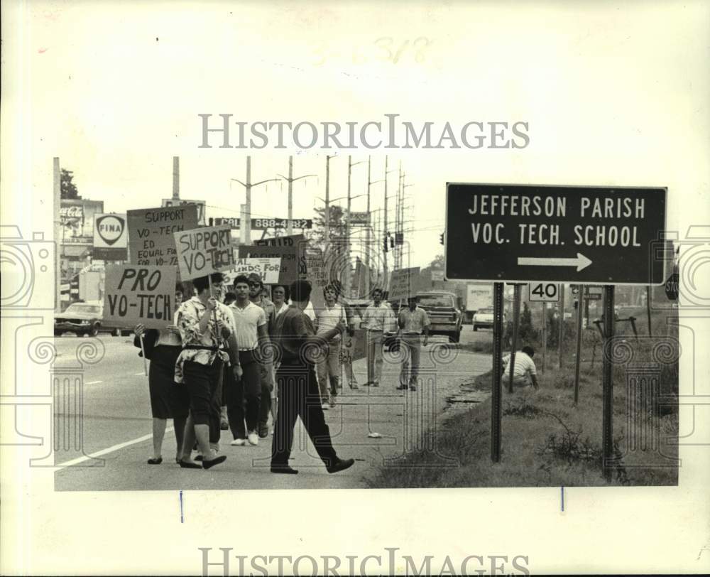 1986 Press Photo Picketers at Jefferson Parish Vocational Technical School - Historic Images