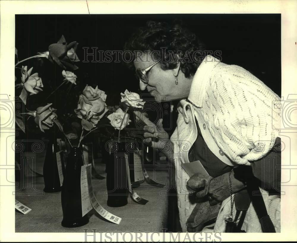 1986 Press Photo Nel Dewhirst at Jefferson Parish Council of Garden Clubs show - Historic Images