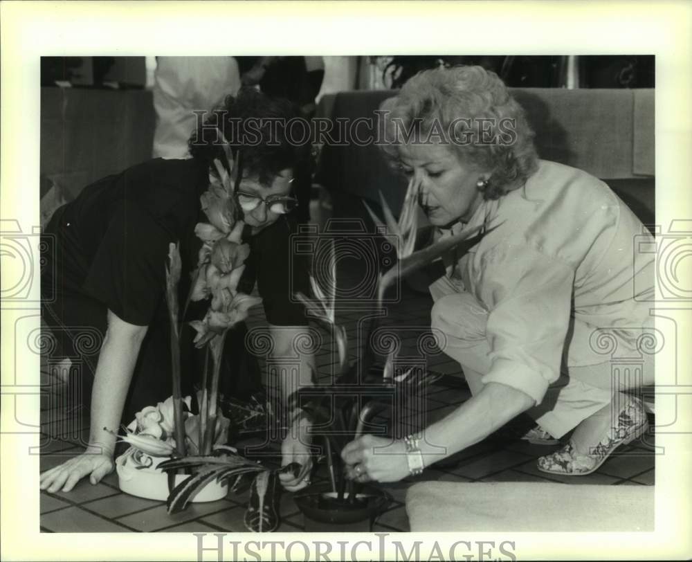 1990 Press Photo Margie Breaux &amp; Marcia Capparotta- Jefferson Parish Garden Club - Historic Images