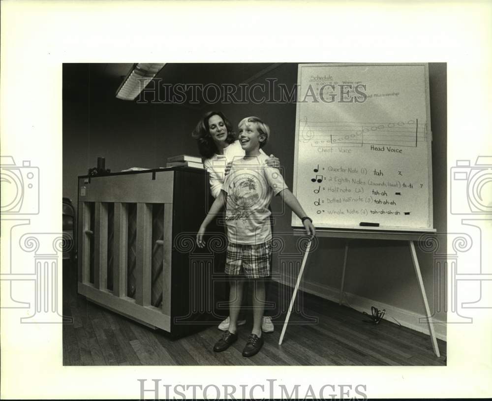 Press Photo Nancy Assaf works with Paul Estes of Jefferson Children&#39;s Chorus - Historic Images