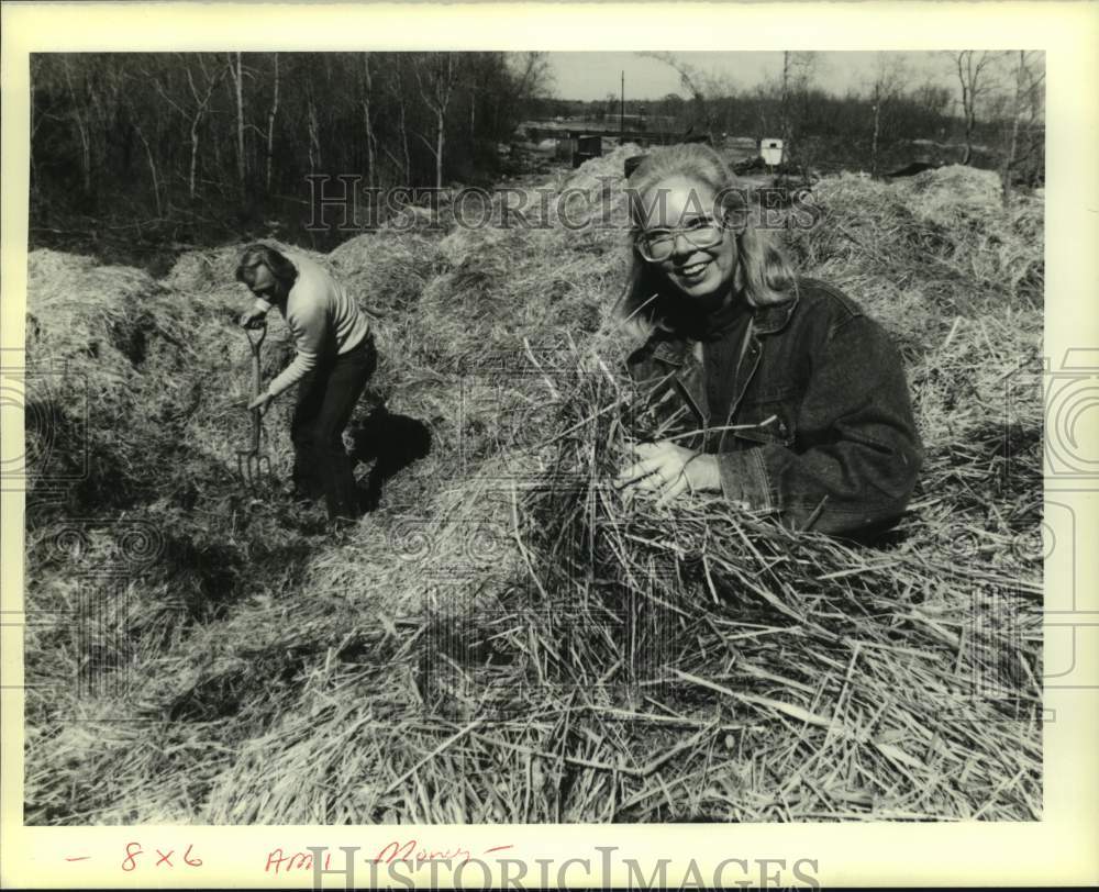 1990 Press Photo Harvey and Ann Jeffcoat show off their New Earth business - Historic Images