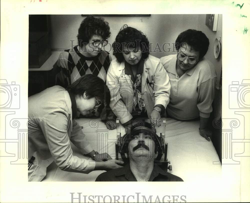 1988 Press Photo Pain Control Research at the Hotel Dieu Hospital - Historic Images