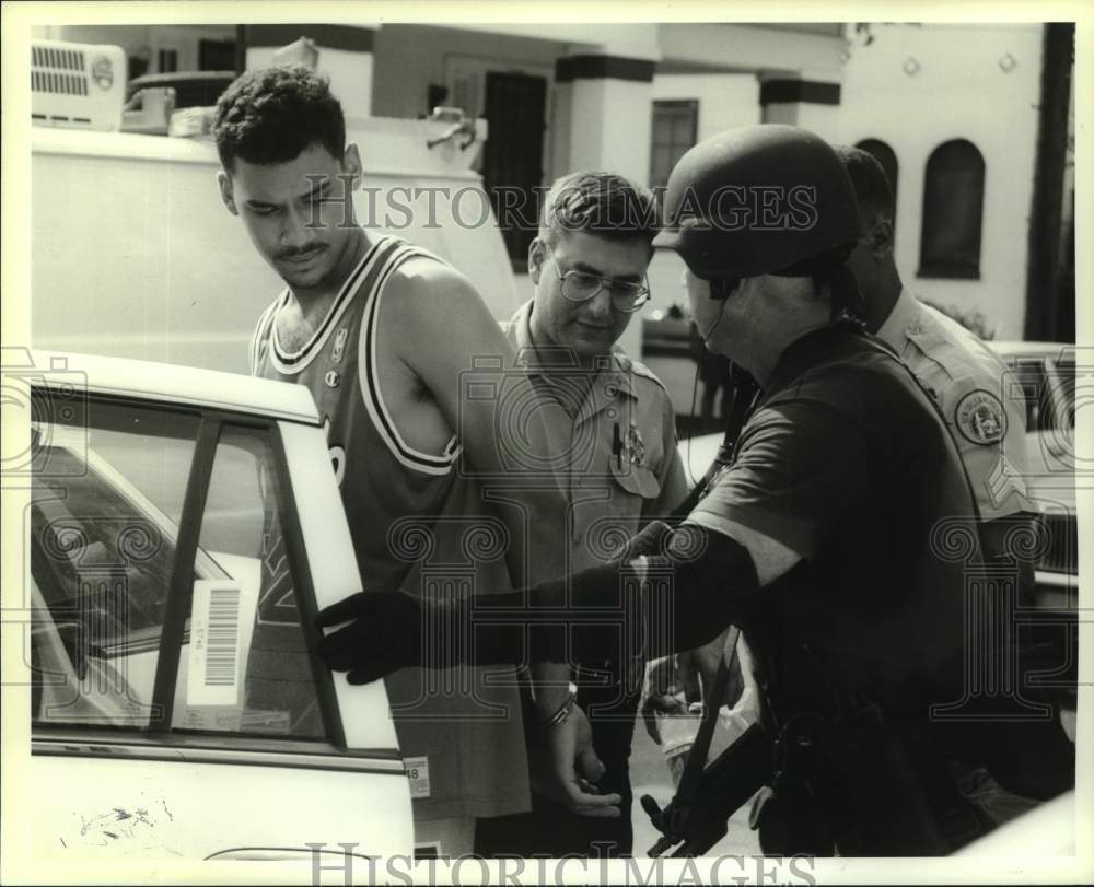 1995 Press Photo Franchart Jefferson, led to the crime scene by police officers. - Historic Images