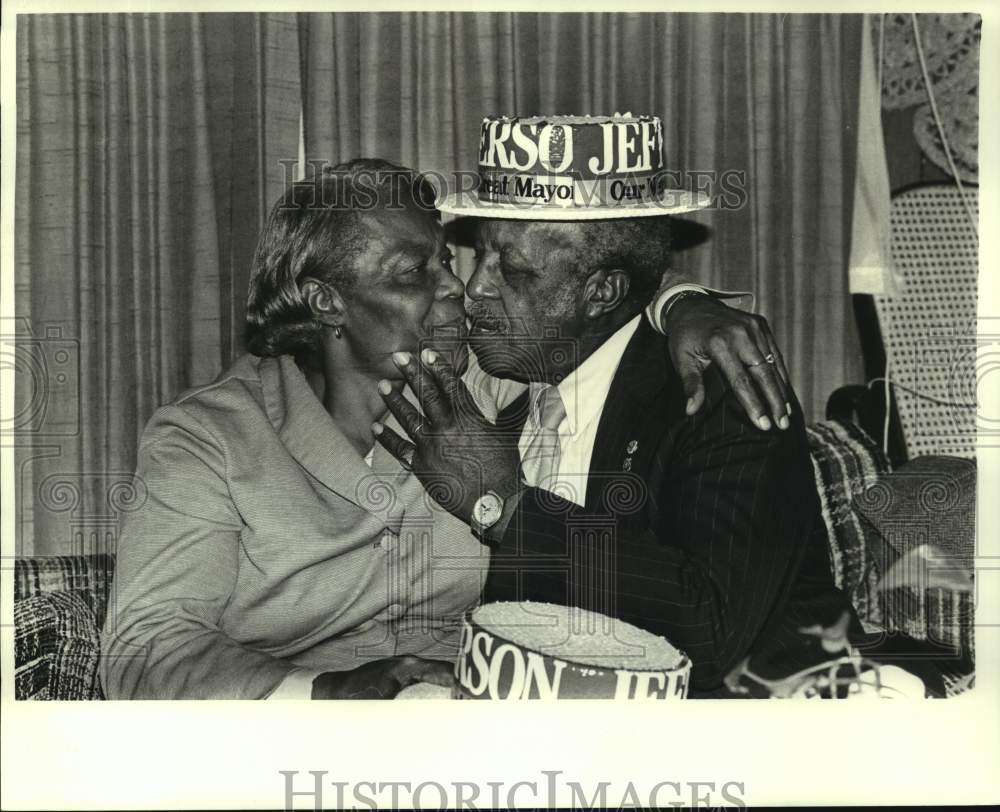 1986 Press Photo  Mr. and Mrs. Moses Jefferson celebrating in Lake Providence. - Historic Images