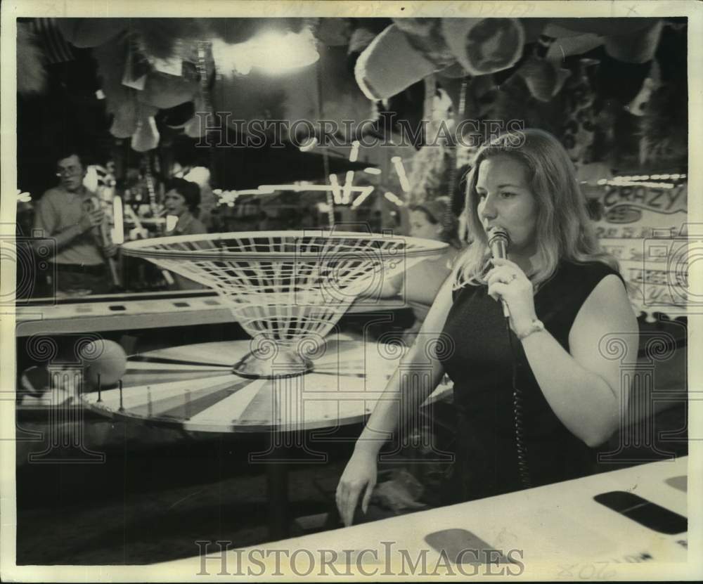 1975 Press Photo Wanda Whalen&#39;s &quot;Crazy Ball&quot; booth at the Jefferson Parish Fair - Historic Images