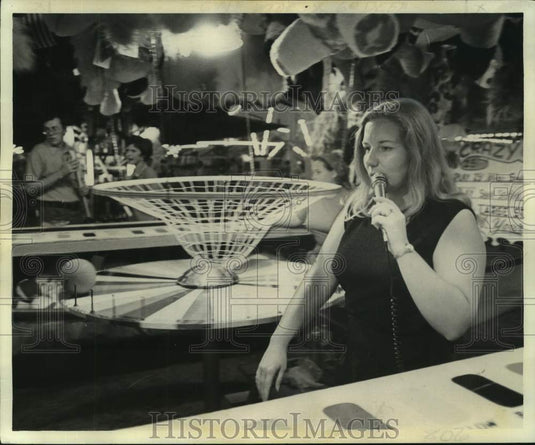 1975 Press Photo Wanda Whalen's "Crazy Ball" booth at the Jefferson Parish Fair - Historic Images