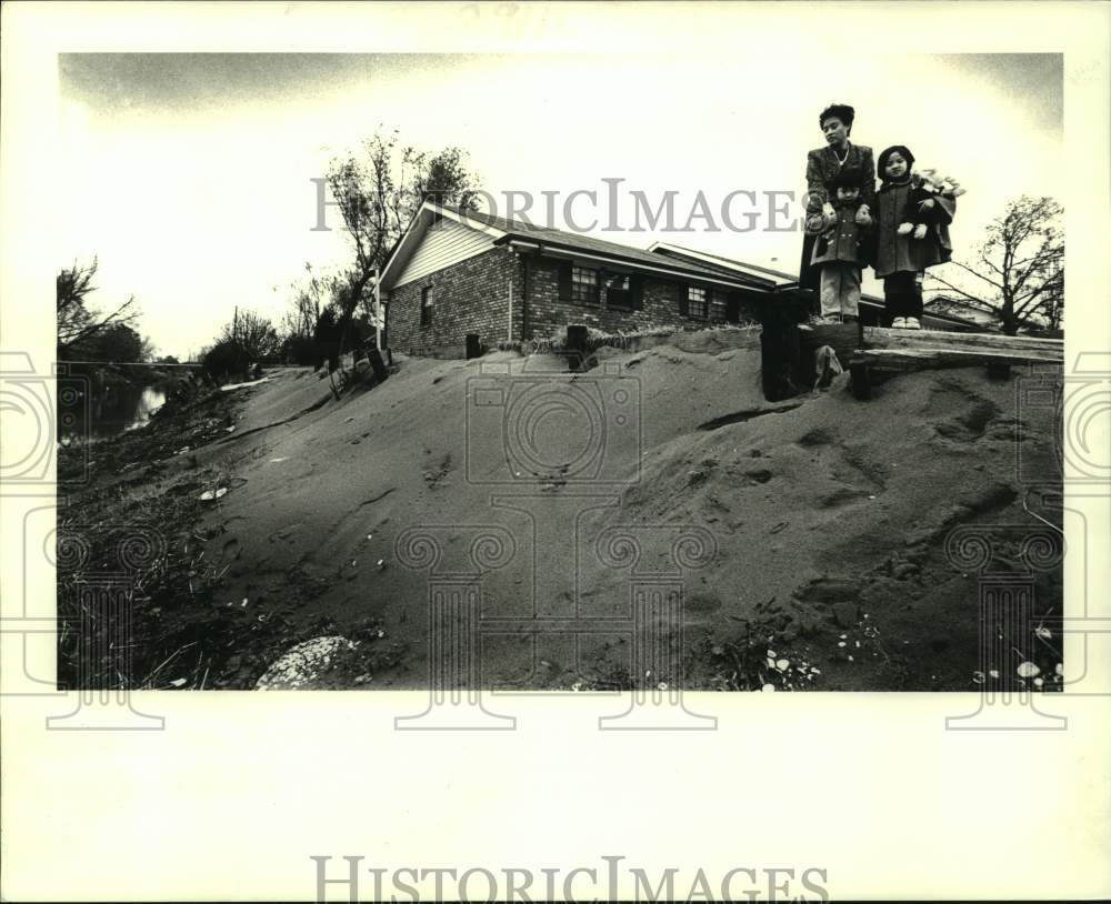 1986 Press Photo The Hwang&#39;s property is being eaten away by Suburban Canal. - Historic Images