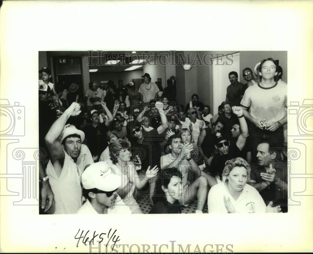 1989 Press Photo Jefferson Parish Fire Department Personnel celebrating - Historic Images