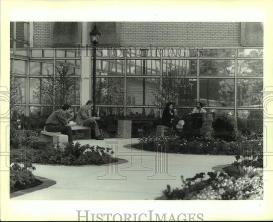 1993 Press Photo New Landscaped Seating Area, Jefferson Parish Court House - Historic Images