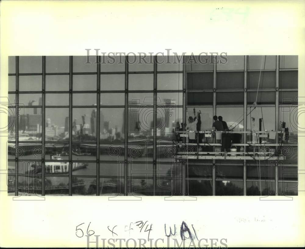 1989 Press Photo Workmen Prepare Courthouse Windows for Energy Saving Material - Historic Images