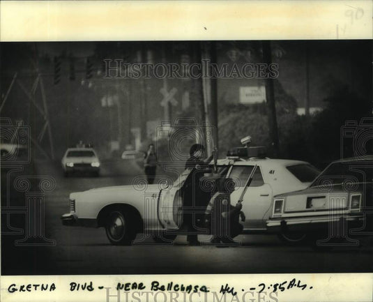 1989 Press Photo Police Take Cover From Sniper's Bullets on Gretna Boulevard - Historic Images