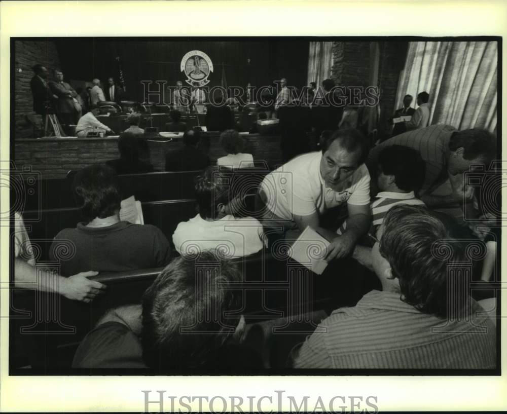 1989 Press Photo Jefferson Parish Firefighters Union Members Discuss Negotiation - Historic Images