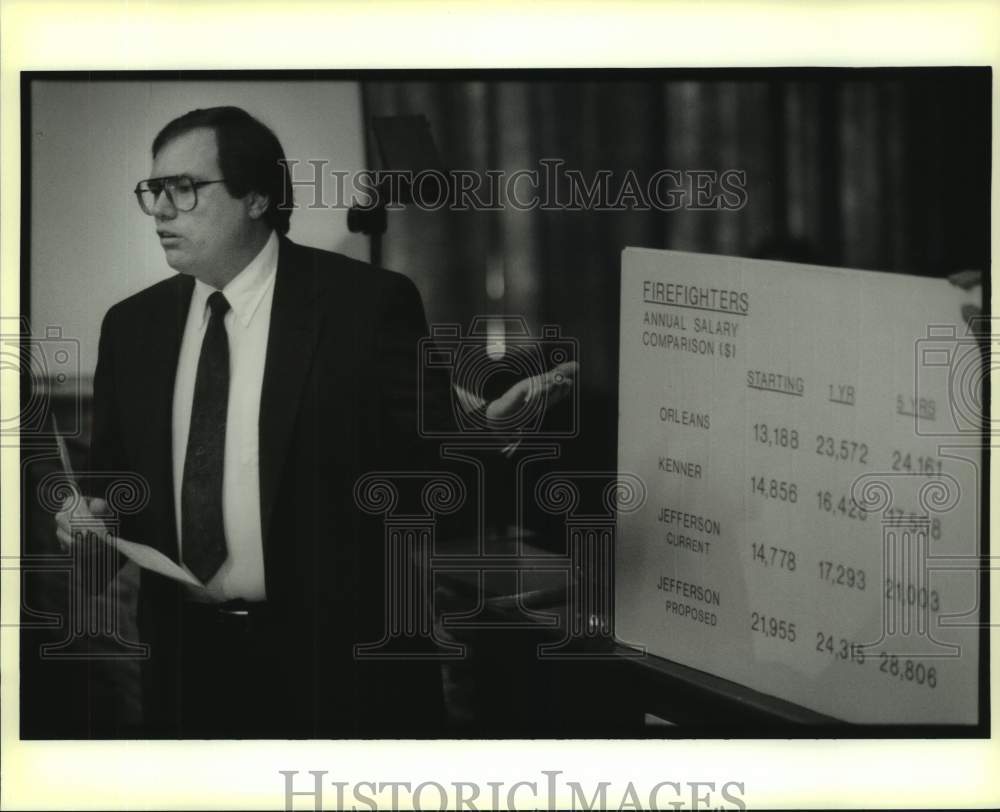 1989 Press Photo Labor Lawyer Steve Ridley Presents Pay Issue to Firefighters - Historic Images