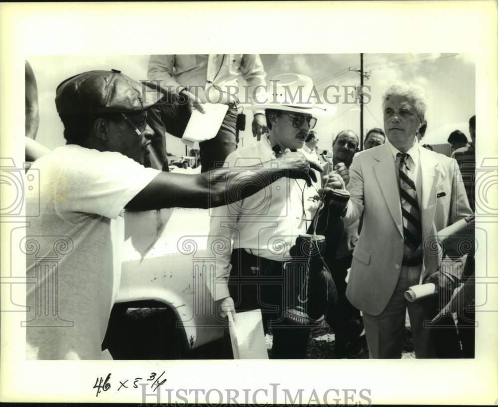 1990 Press Photo Bennie McCall hands a pair of boxing gloves to Gerald Aurillo - Historic Images