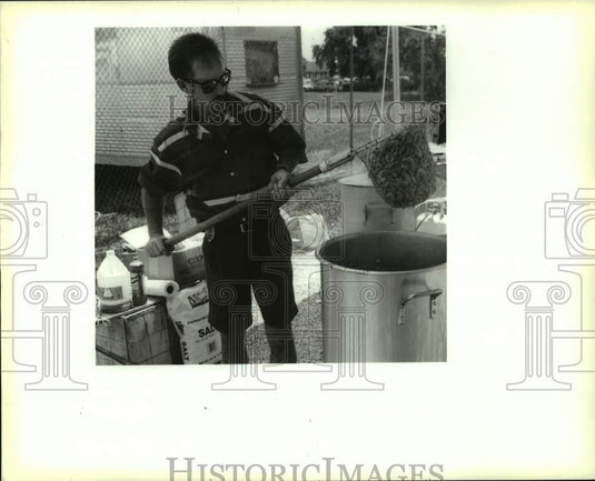1994 Press Photo Clarence Materne cooks during Jean Lafitte Seafood Festival - Historic Images