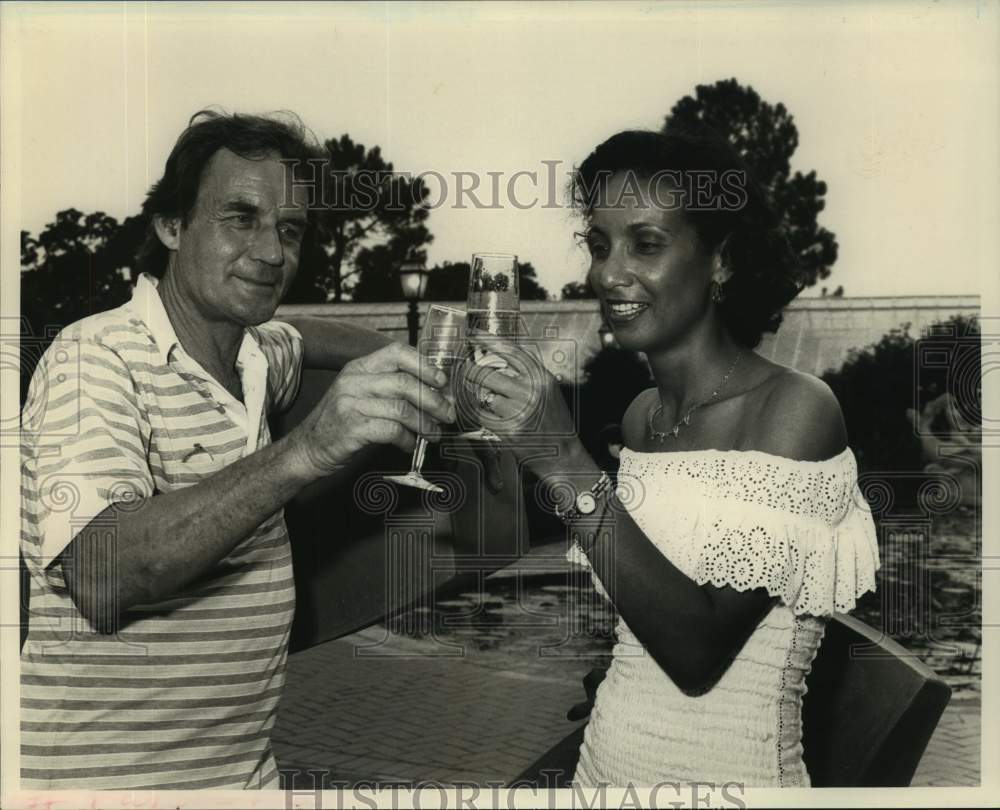 1991 Press Photo Jeanfo toasts with Marise Preira on Bastille Day Celebration - Historic Images