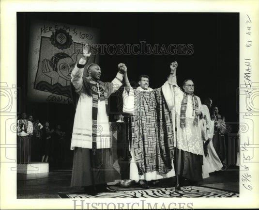 1990 Press Photo Rev. Glenn Jeanmarie and others at Imani Temple Inaugural Mass - Historic Images