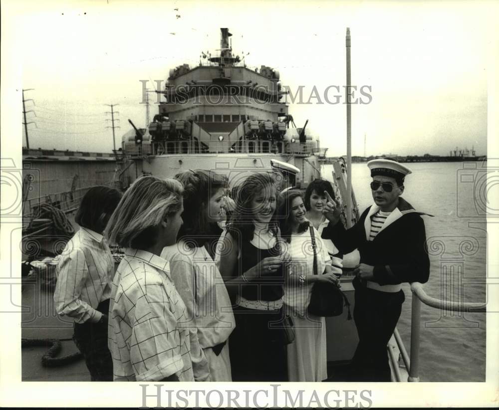 1987 Press Photo Louise S. McGehee School students visit ship, Joanne d&#39; Arc - Historic Images