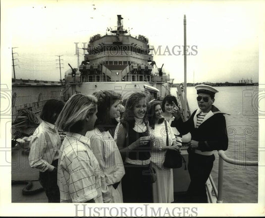 1987 Press Photo Louise S. McGehee School students visit ship, Joanne d' Arc - Historic Images