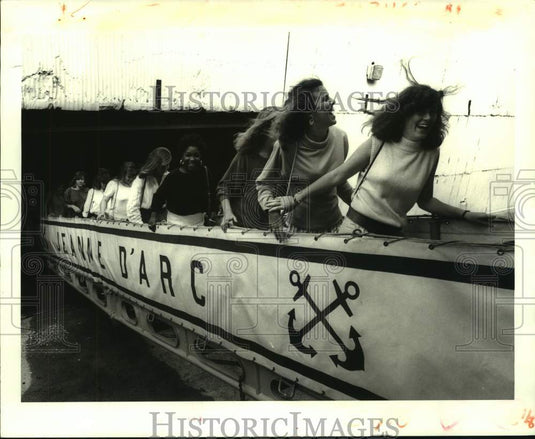 1987 Press Photo Louise McGehee School students board the ship Jeanne D' Arc - Historic Images
