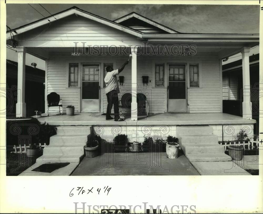 1991 Press Photo Nathaniel Jeanpierre paints porch of home at 1622 Choctaw - Historic Images