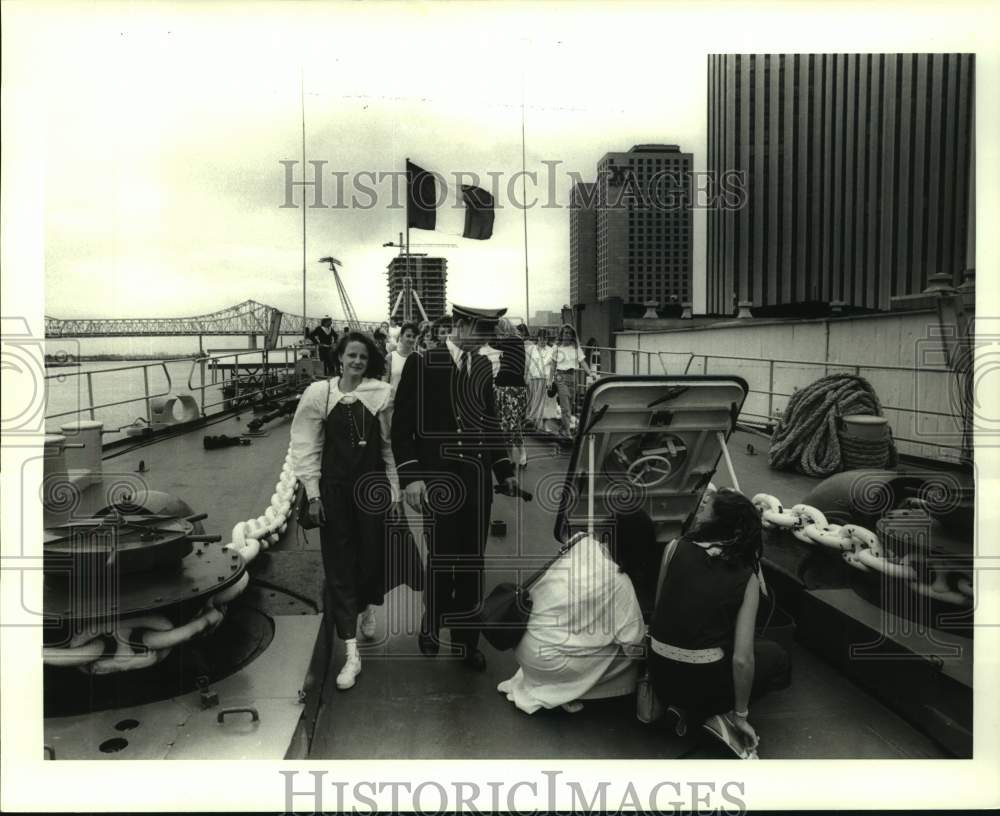 1987 Press Photo Students a lead on tour by Frederic Pierru, Enseigne De Vaisseu - Historic Images