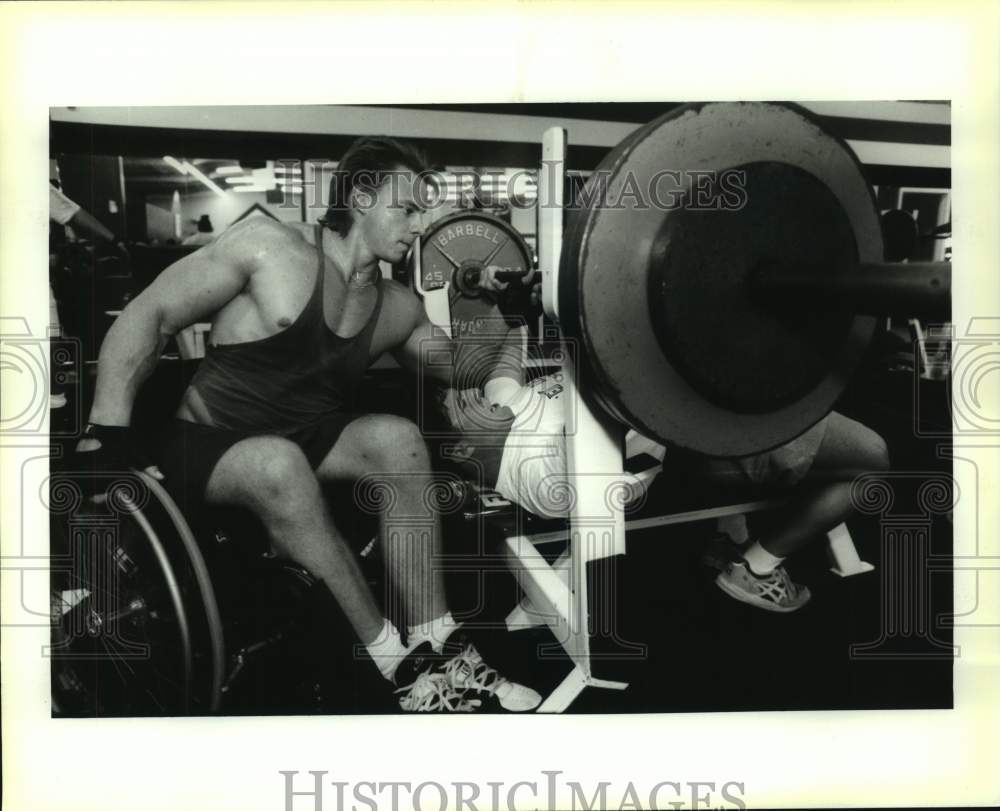 1993 Press Photo Greg Nichols spots Butch Jeansonne in the bench press - Historic Images