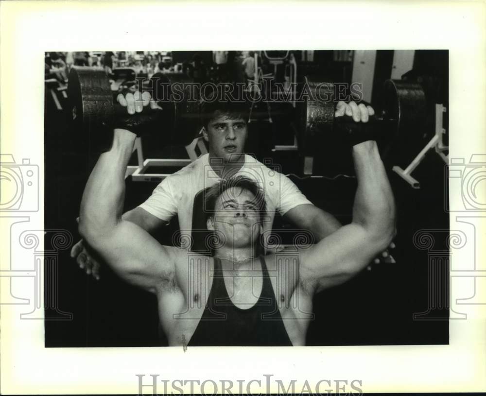 1993 Press Photo Butch Jeansonne spots Greg Nichols during dumbbell bench press - Historic Images