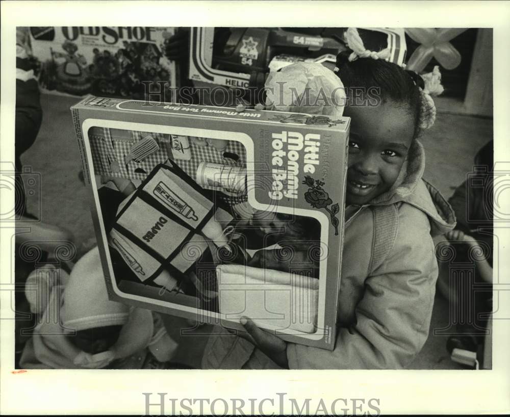 1986 Press Photo Natasha Lemieux with new toy-Jefferson Parish Doll &amp; Toy Fund - Historic Images