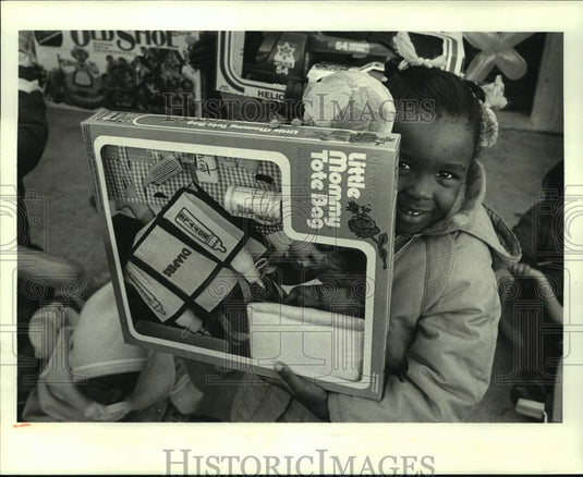1986 Press Photo Natasha Lemieux with new toy-Jefferson Parish Doll & Toy Fund - Historic Images