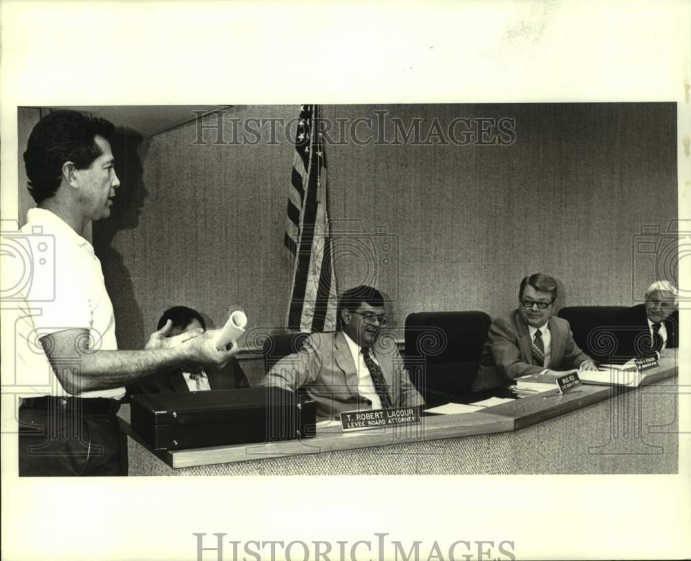 1988 Press Photo Glenn Wood pleads his fence case to the East Bank Levee Board - Historic Images