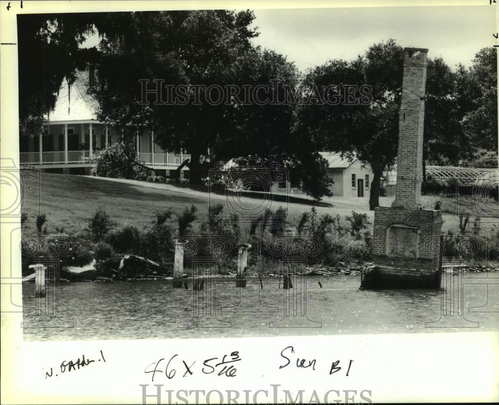 1990 Press Photo The chimney of the Bayless home in Lake Peigneiux - Historic Images