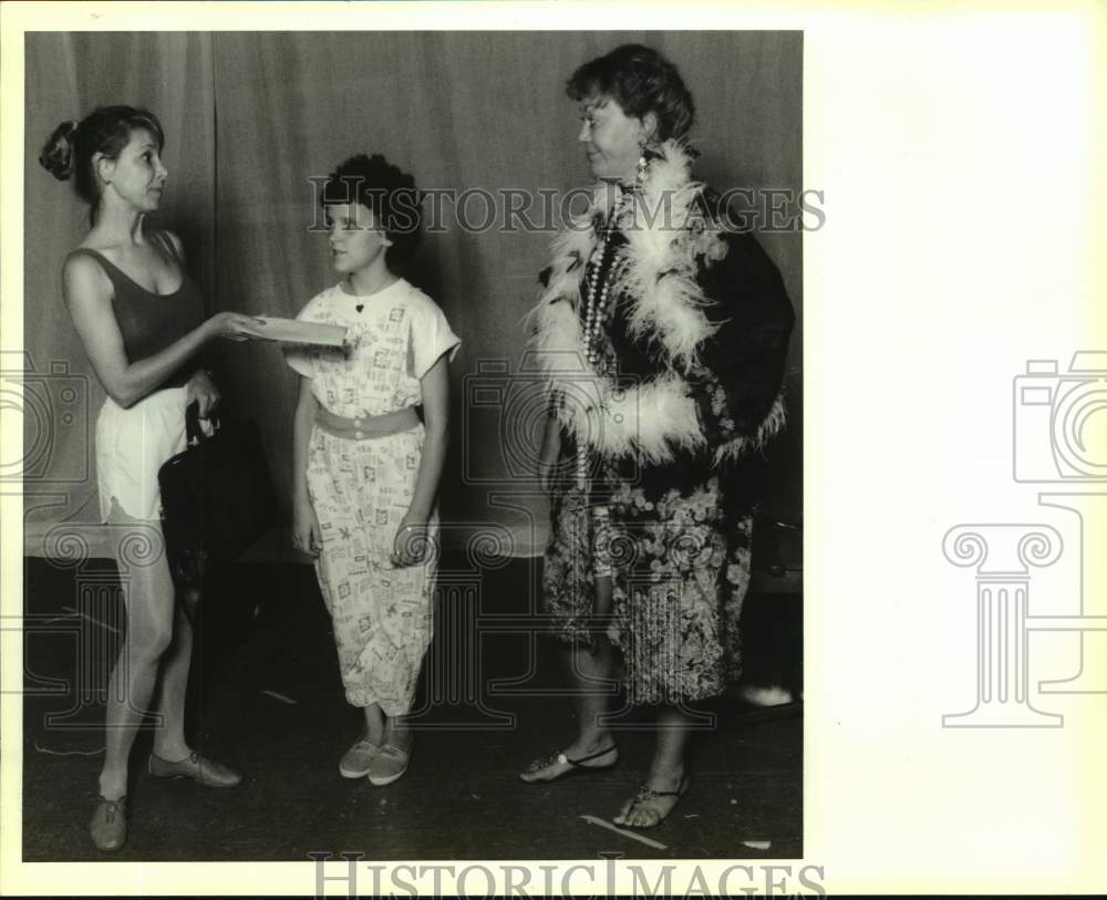 1990 Press Photo The rehearsal for Mandeville Playhouse&#39;s production of &quot;Annie&quot; - Historic Images