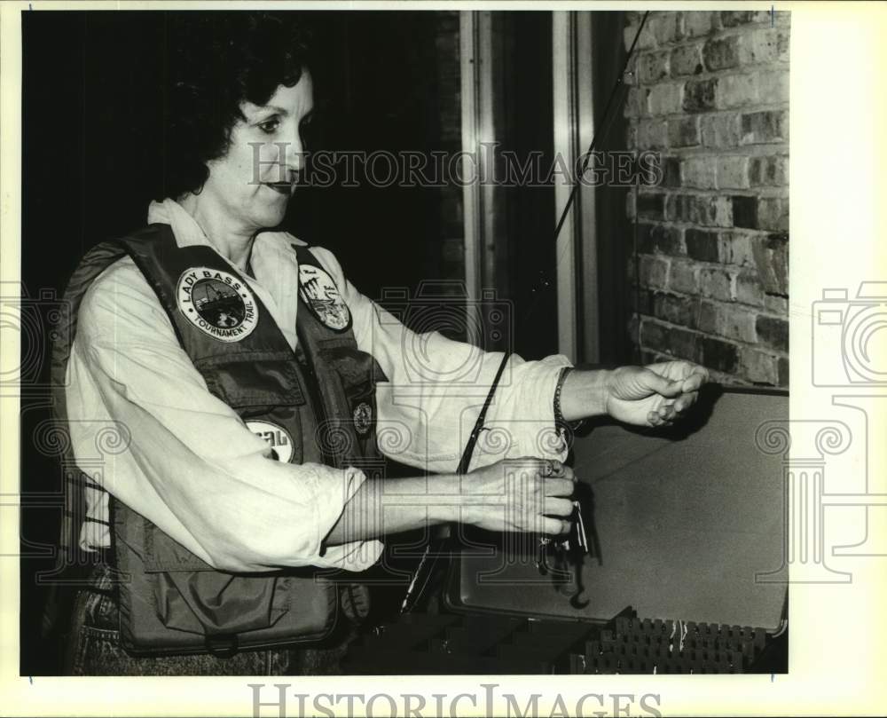 1991 Press Photo Vicky Hollard is shown preparing for an upcoming trap. - Historic Images