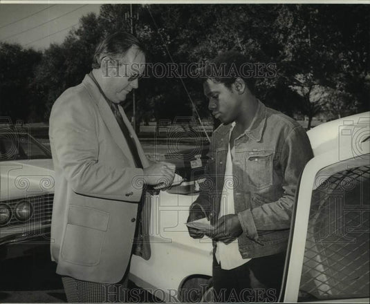 1976 Press Photo Captain James Holley, C.I. D. with Evans Brown. - nob44185 - Historic Images