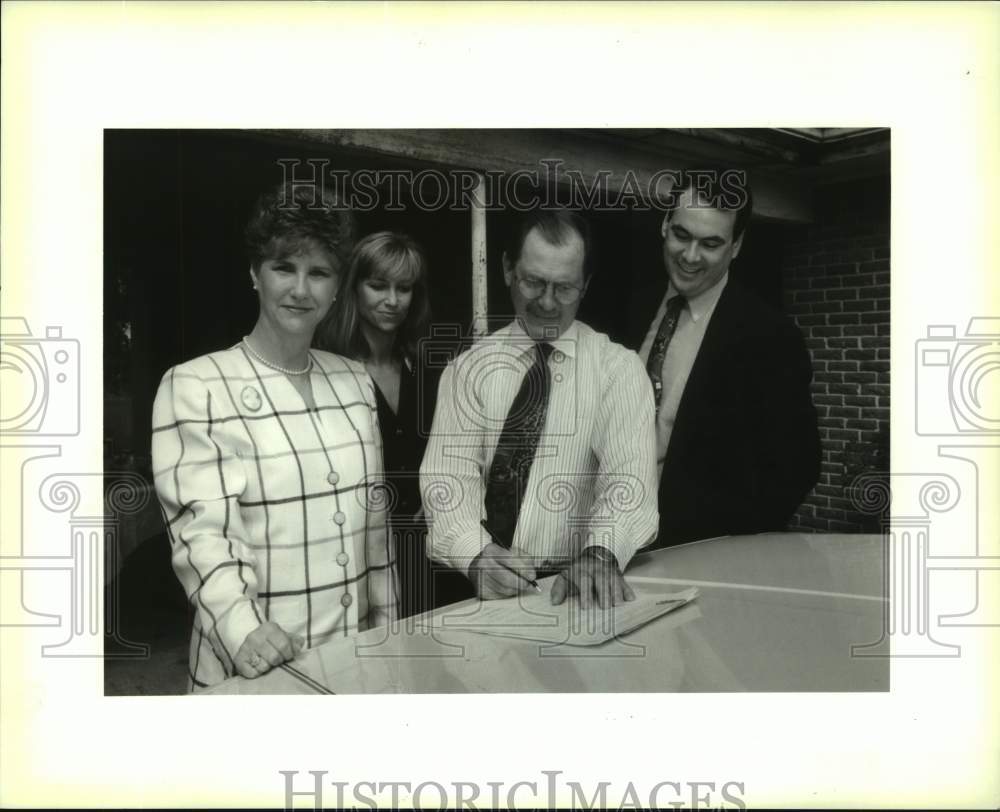 1993 Press Photo Councilman Lawson signs lease giving building to Jefferson SPCA - Historic Images