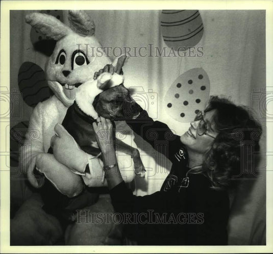 1989 Press Photo Jefferson SPCA volunteer Marcia G. Szuter puts bunny hat on dog - Historic Images